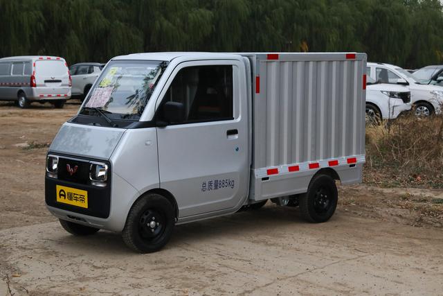 像被挤压拉高，2门1座，宽仅1.08米，来自五菱的快递小哥专用车