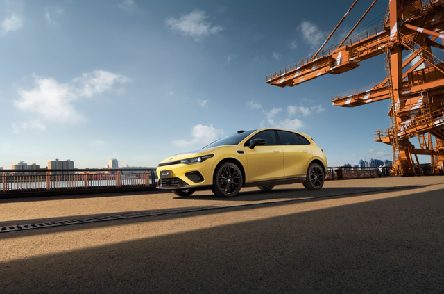 10 万级纯电轿车，无边框车门+无麦 K 歌	，零跑 Lafa5