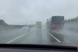 暴雨天开车跑高速跑多快才安全？听喵哥句劝，免得害人害己图片
