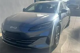 车机系统升级，配备“天神之眼”智驾，2025款比亚迪海豹06到店图片