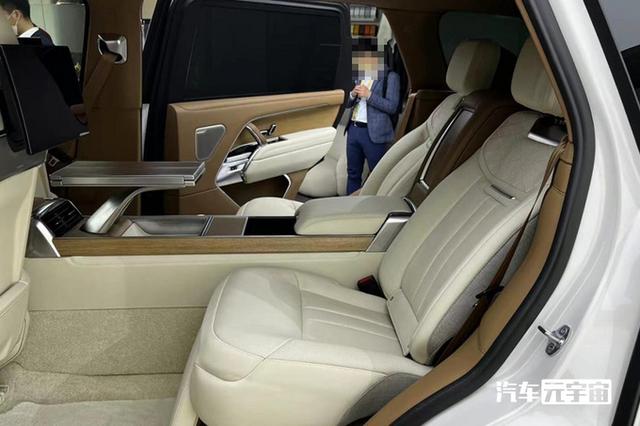 比轻混款贵15万！全新路虎揽胜卖219.8万起！零百仅5.3s
