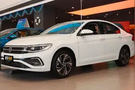 “小迈腾”改款归来 内饰全面换代 实拍23款大众全新宝来图片