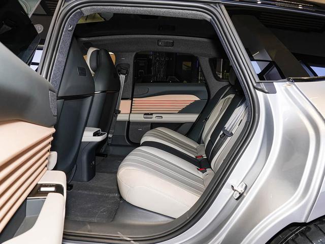 奥迪破釜沉舟！配quattro四驱+空气悬架+3秒级破百，才卖27.99万