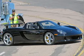 美国知名喜剧演员拥有过的超级跑车，2004年保时捷Carrera GT图片