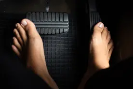 为何突然之间，很多人开始推崇“左脚刹车，右脚油门”的操作？图片