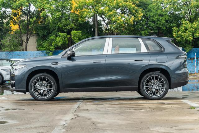 续航530km+L2辅助驾驶，直降4000元的零跑C10对比丰田bZ5如何选？