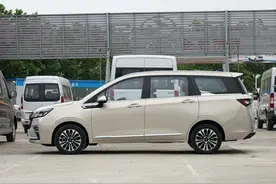 五菱打造的7座MPV，三排7座，剧院式设计，才6万多起，实拍佳辰图片