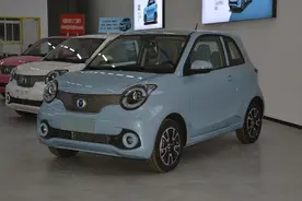 续航318KM，快充双门大4座设计，便宜豪华电动小车，华晨新日i03图片