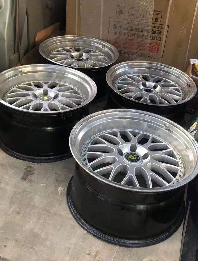 素雅姿态风的大众尚酷R，低趴后尽显竞技运动范