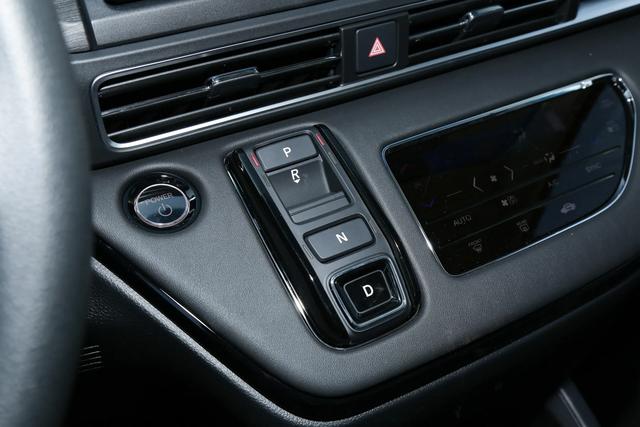 油耗6L出头，日系大7座家用MPV，宽敞舒适又耐用，实拍本田艾力绅