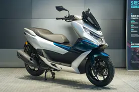 春风150排量踏板，带可关闭ABS，手机互联TFT曲面屏，售13580元起图片