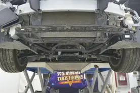 深蓝SL03：没想到！悬架是这么大块儿的铝合金图片