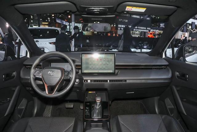 油耗4.56L标配丰田智行安全系统，26款卡罗拉锐放内外换新，香