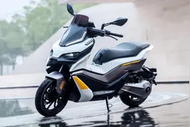 新车｜隆鑫首款电动踏板茵未Real 5T，240km续航，ABS+TCS图片