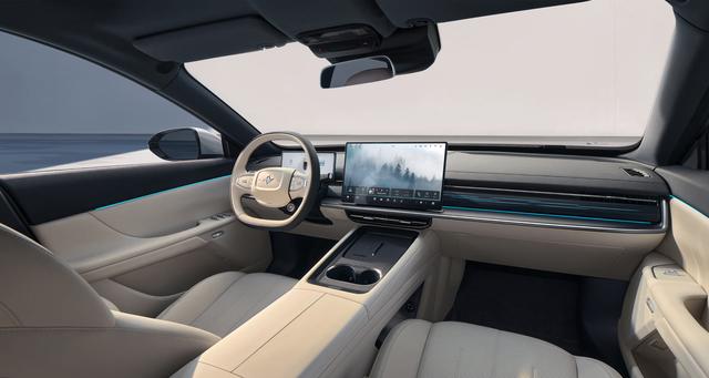 颜值智能操控三在线 东风奕派 eπ007+ 15 万级智美轿跑新选择