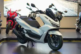 2025款五羊本田PCX解读，比旧款油耗低，配置高，还便宜3000图片