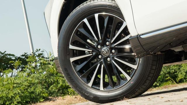 油价飙升的时代，要不要买辆混动车？试驾广汽丰田威飒