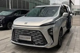 全新别克GL8，换四条胎还是30万最舒适MPV，赛那会再降价？图片