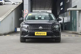 大众帕萨特星空版，外观年轻，搭载2.0T发动机，跑高速底盘稳图片