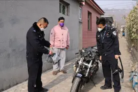 骑摩托肇事逃逸 绞尽脑汁躲藏仍被查视频封面