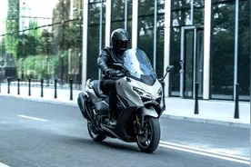 2025 YAMAHA TMAX 正式发布，改头换面电控升级图片