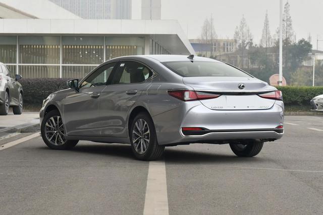 丰田中大型豪华代表，空间舒适安静，油耗低品质好，雷克萨斯ES