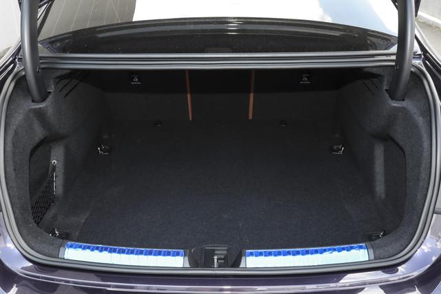 B级车选燃油还是新能源，奥迪A5L，华为辅助加持的燃油车是真的香