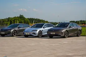 荣威D7 EV/DMH双车动态测试画面曝光图片