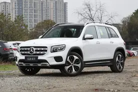 终于向市场低头了，新增2.0T发动机， 奔驰新款GLB售29.59万起图片