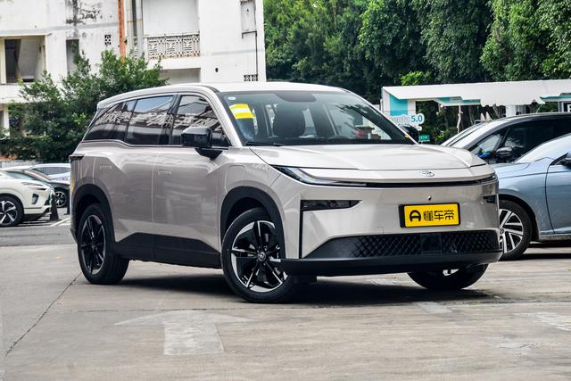 连续两月销量破万，扒开表面看看广汽丰田铂智 3X里边的料