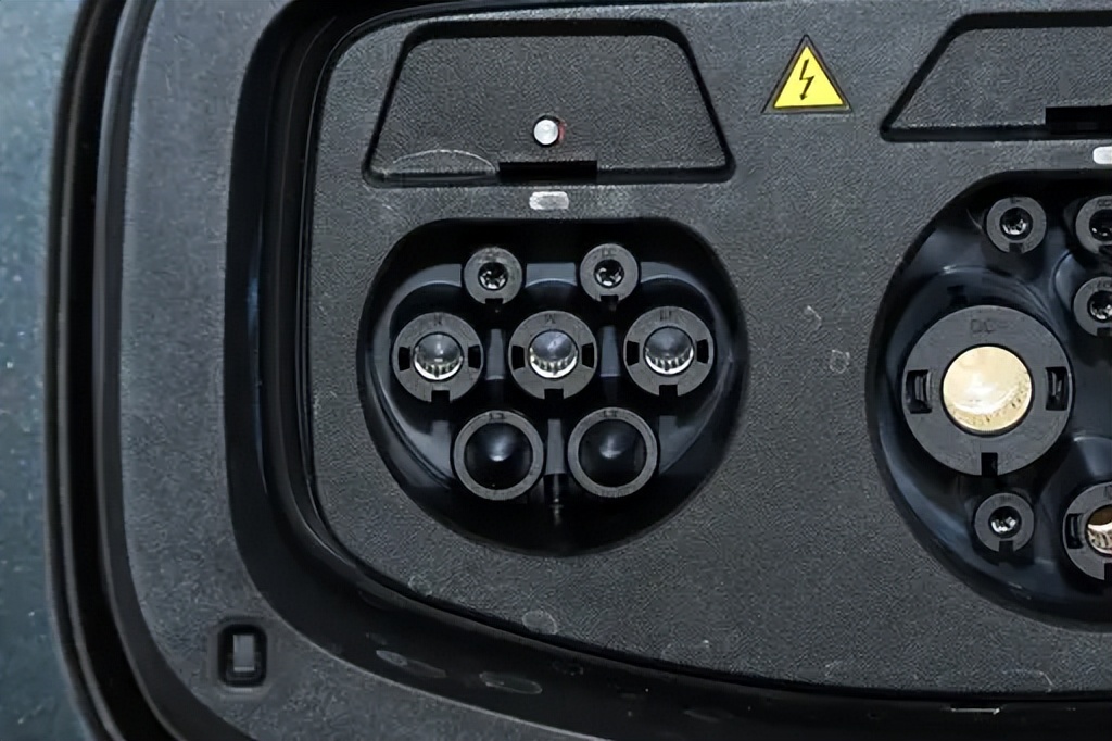 蔚来ES8 大型SUV 空间舒适性 补能体系_蔚来es8