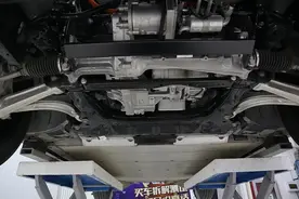 极氪001：前后全铝合金悬架，同级别没一个能打的图片