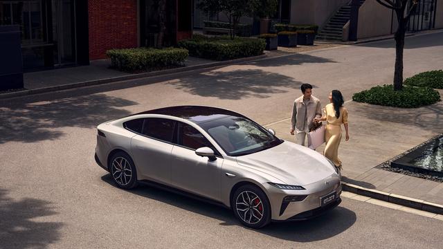 颜值智能操控三在线 东风奕派 eπ007+ 15 万级智美轿跑新选择