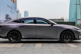 长安UNI-V 2.0T车型亮相，马力提升45匹，相比1.5T更值得买？图片