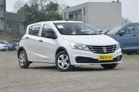 售4.09万元起，5门5座省油代步车，带你看宝骏310图片