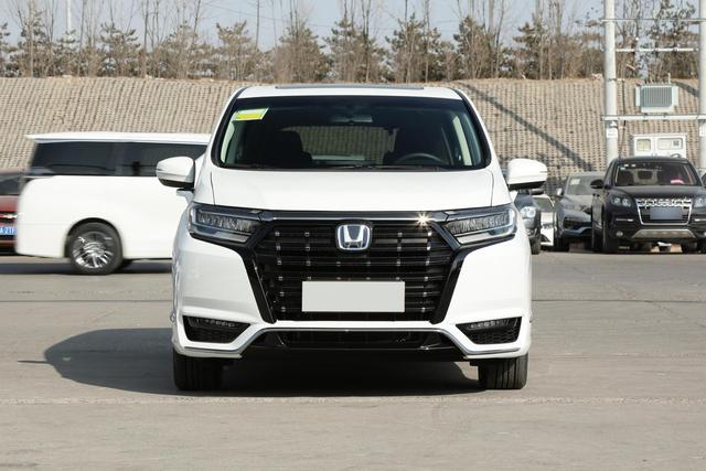 油耗6L出头，日系大7座家用MPV，宽敞舒适又耐用，实拍本田艾力绅