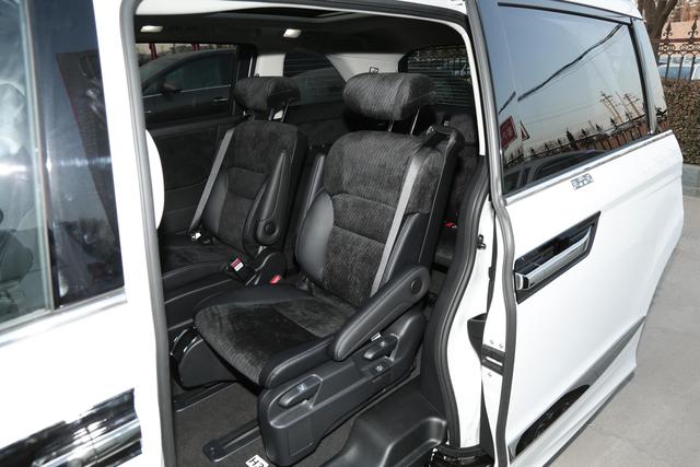 油耗6L出头，日系大7座家用MPV，宽敞舒适又耐用，实拍本田艾力绅