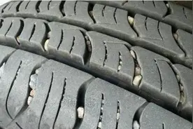 轮胎上面卡小碎石要清理吗？有没有安全隐患，看看老司机的做法图片