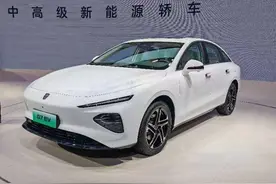 2023成都车展荣威展台带来了全新中大 型轿车D7图片