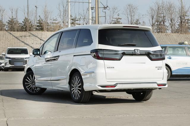 油耗6L出头，日系大7座家用MPV，宽敞舒适又耐用，实拍本田艾力绅