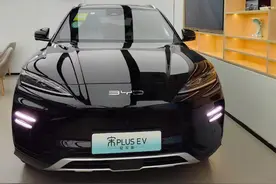 宋PLUS EV冠军版到店，黑色涂装很稳重，续航605km，换装拨动换挡图片