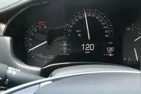 车速120，为什么发动机转速有的3000转有的2000转？哪种更省油？图片