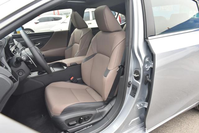 丰田中大型豪华代表,空间舒适安静,油耗低品质好,雷克萨斯ES