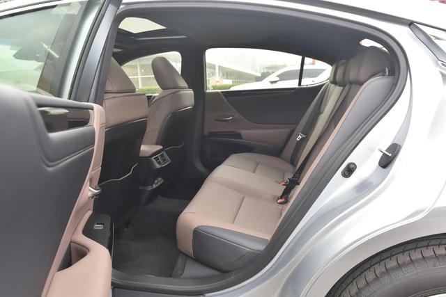 丰田中大型豪华代表,空间舒适安静,油耗低品质好,雷克萨斯ES