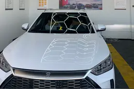 贴膜啦...一点小尴尬 （比亚迪4S店送的膜）图片