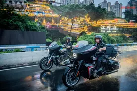 相差30多万！新威骑漫游者RL2000能否平替哈雷旗舰滑翔？图片