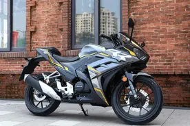 售8880元，大运摩托入门级跑车，续航600公里，比街车都接地气图片