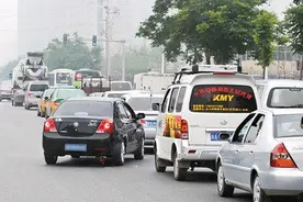 那么多车，加塞儿者为何只挑你下手：这3点出卖了你！图片