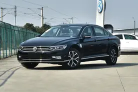 5.8L油耗德系中型热销省心家轿，档次不低车价便宜，实拍大众迈腾图片