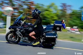 盖上白布再无性感，机车网红事故身亡留下了什么教训图片